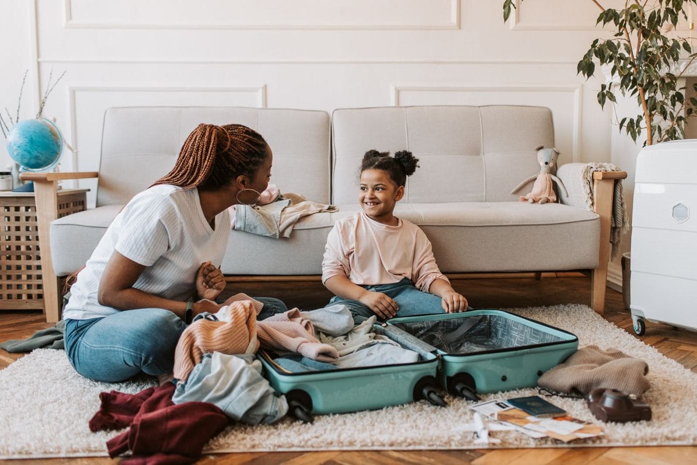 Une famille qui prépare sa valise