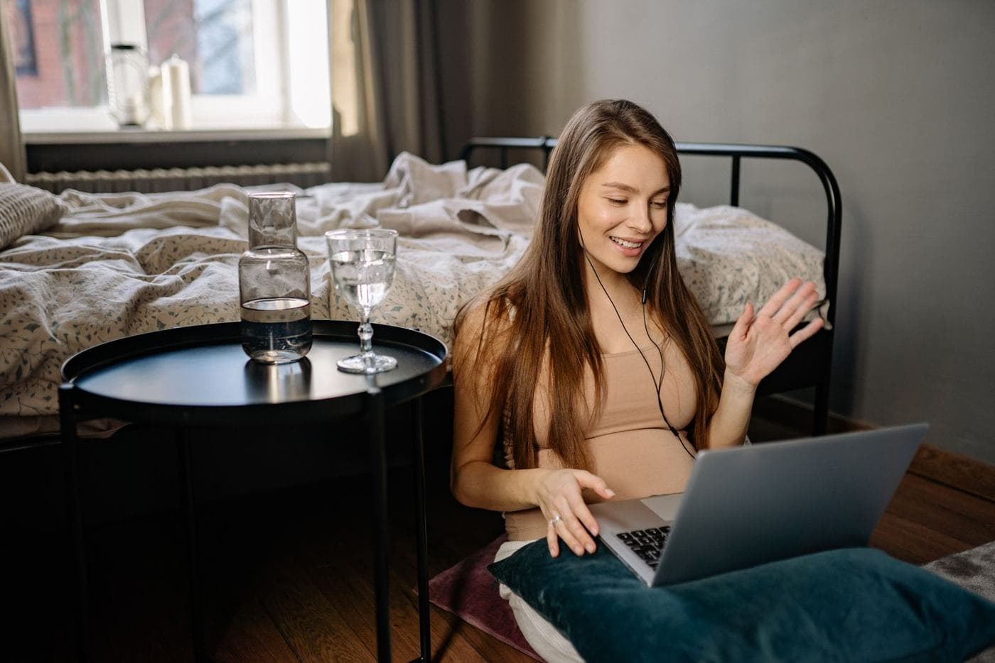 Une femme en consultation vidéo depuis chez elle