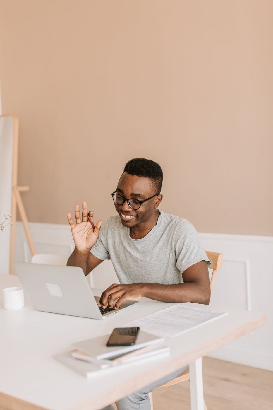 Un homme qui salue son professionnel en appel vidéo